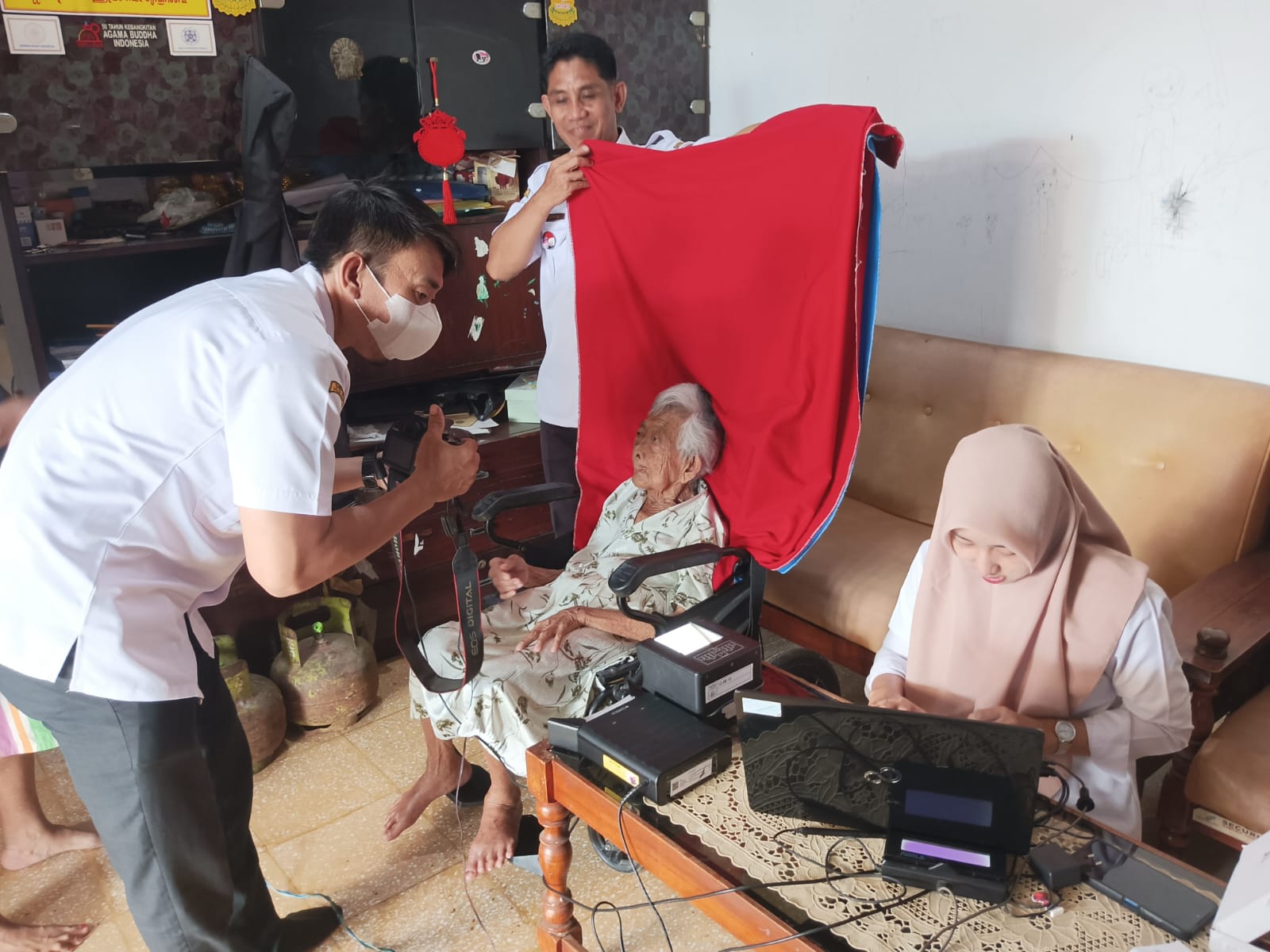 Tak Perlu Jauh, Disdukcapil Metro Datangi Lansia untuk Rekam KTP-el